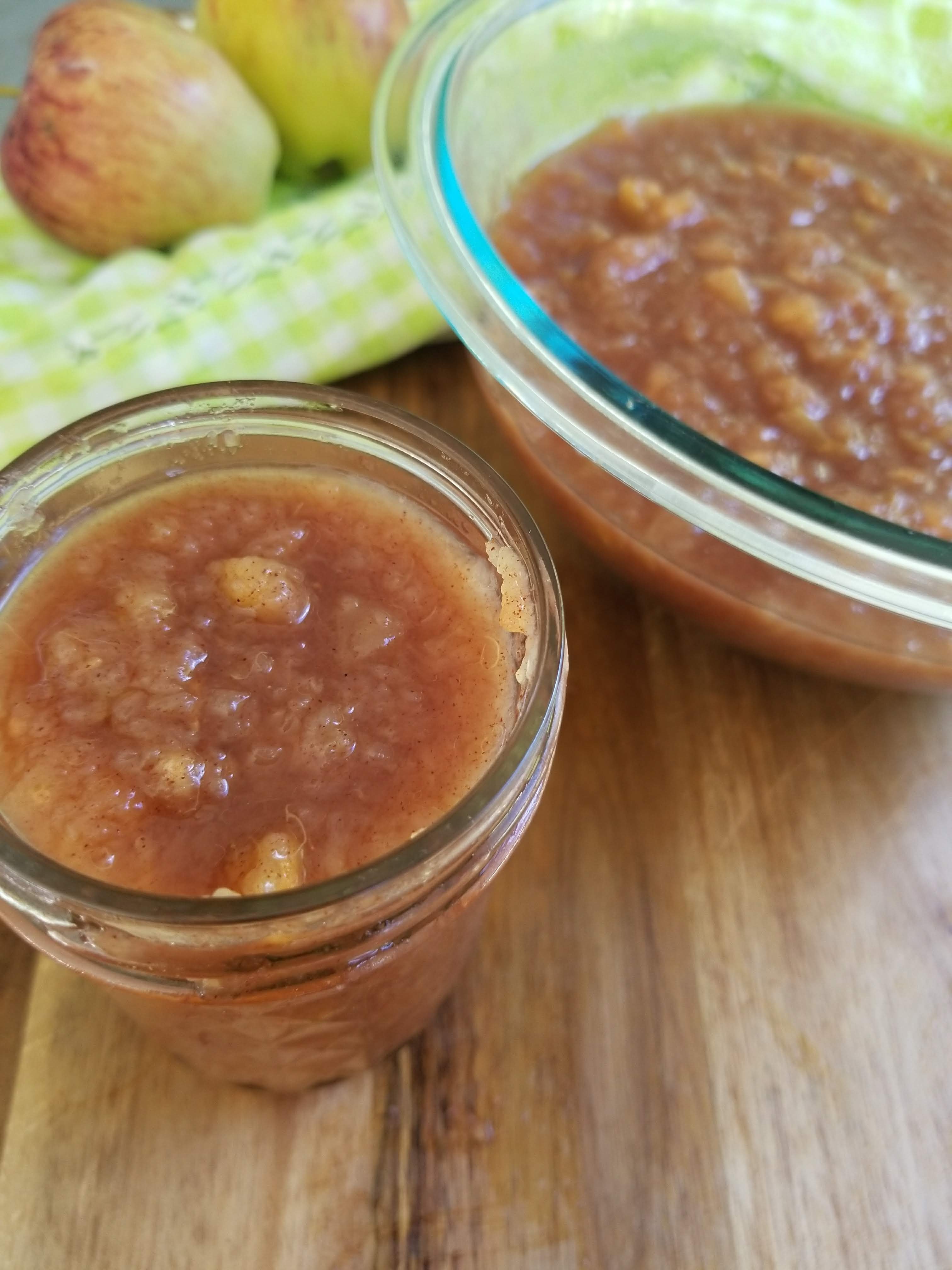 applesauce in mason jar and bowl
