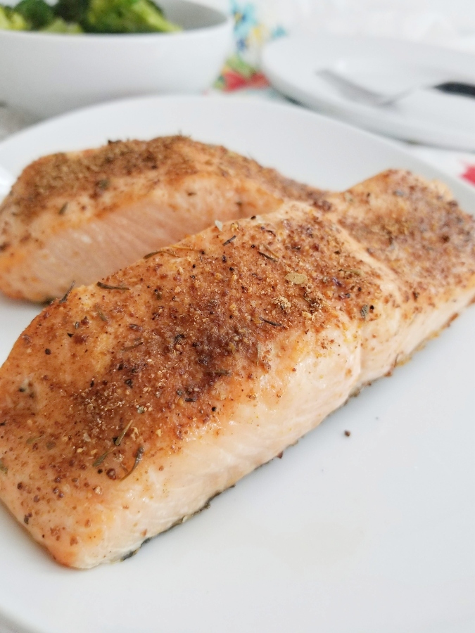 10-Minute Blackened Air Fryer Salmon Bites - Skinnytaste