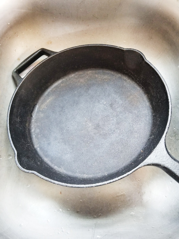 cleaning cast iron pans 