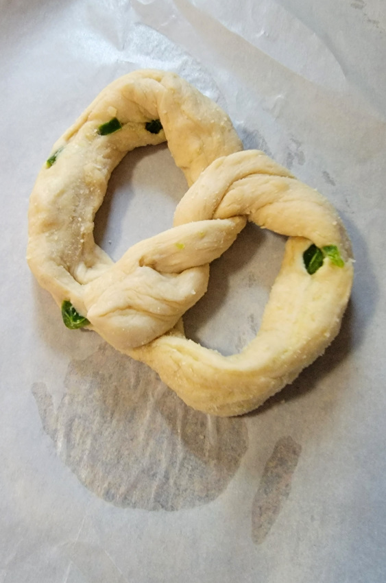 How to make cheese and jalapeno pretzels at home 