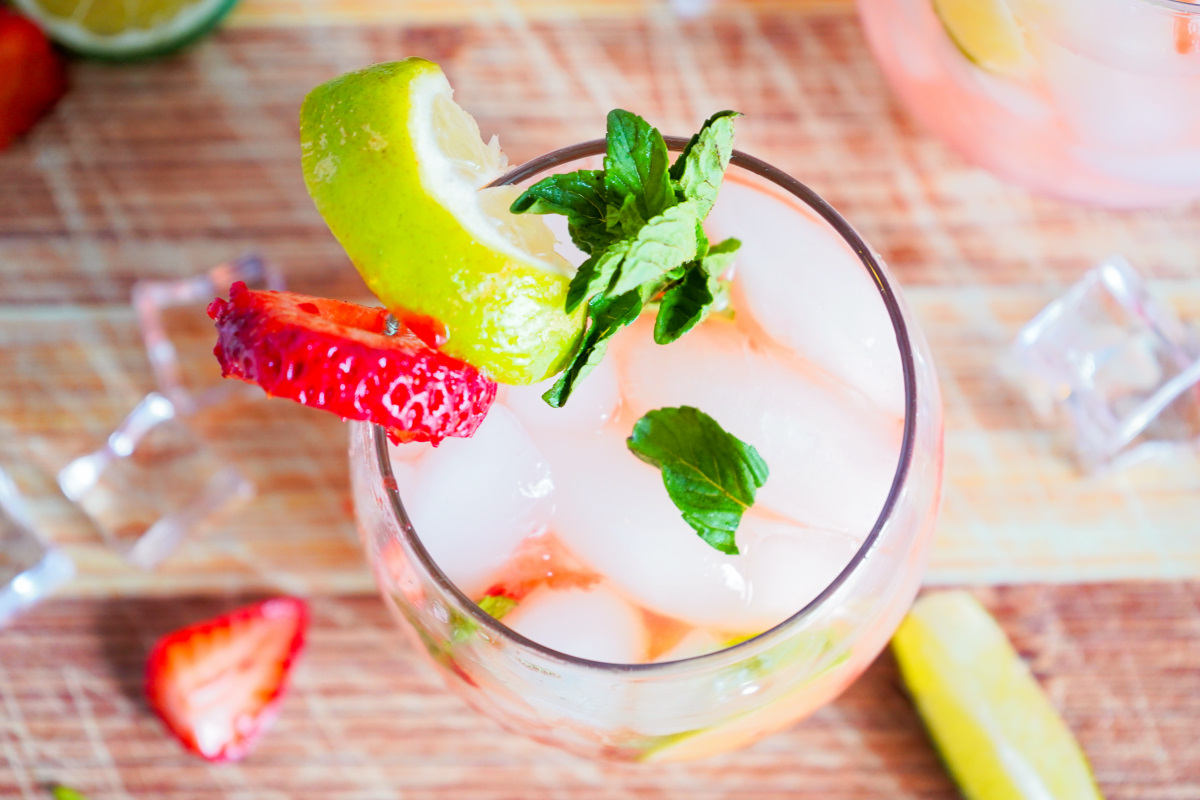 Strawberry Lemonade Smash Cocktail