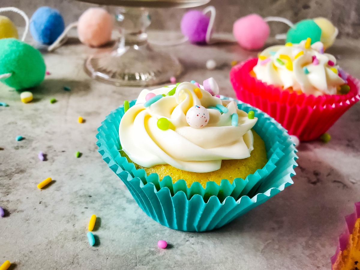 Sprinkle cupcakes with cream cheese frosting