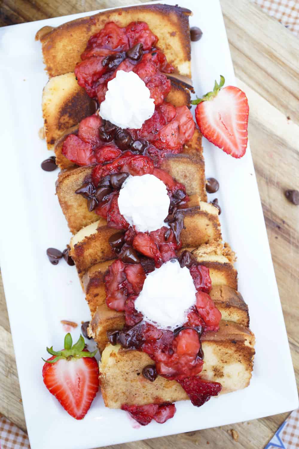 grilled pound cake dessert with strawberries and chocolate chips 