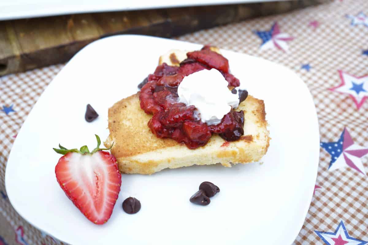 pound cake with strawberries and chocolate on plate 