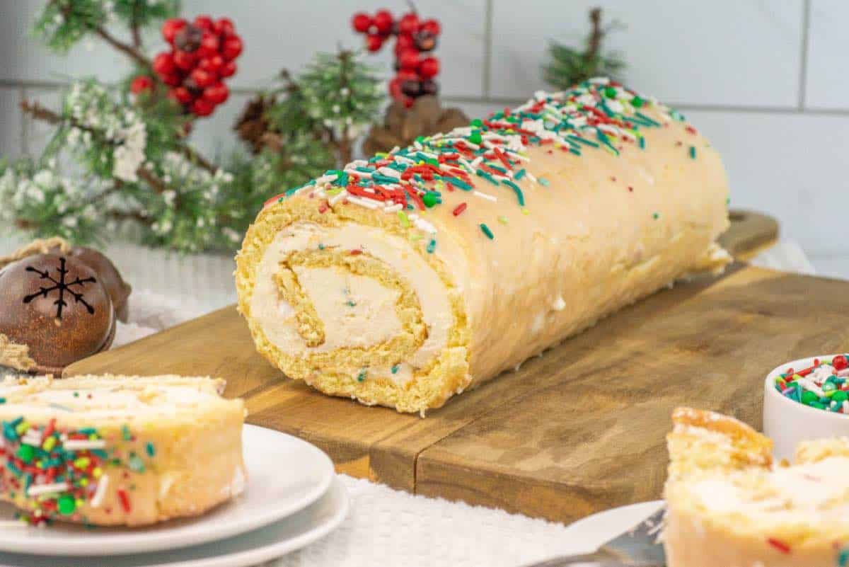 Christmas Cake Roll | Recipe | Christmas cake roll, Cake roll, Pumpkin roll  cake