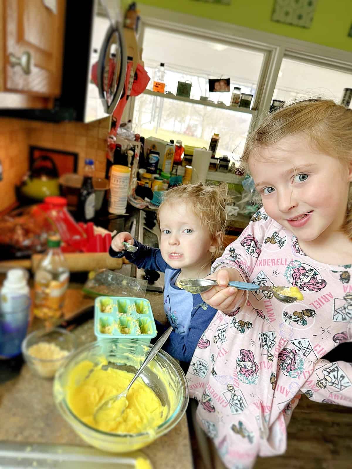 kids making pudding pops