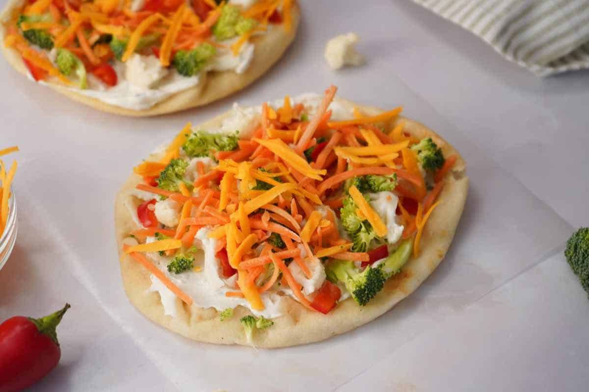 naan pizzas with veggies