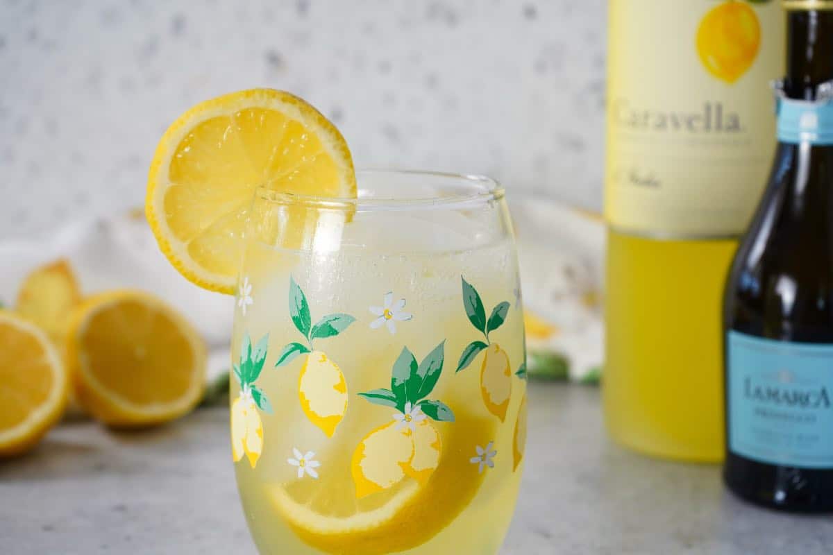 Limoncello Spritz with bubbles