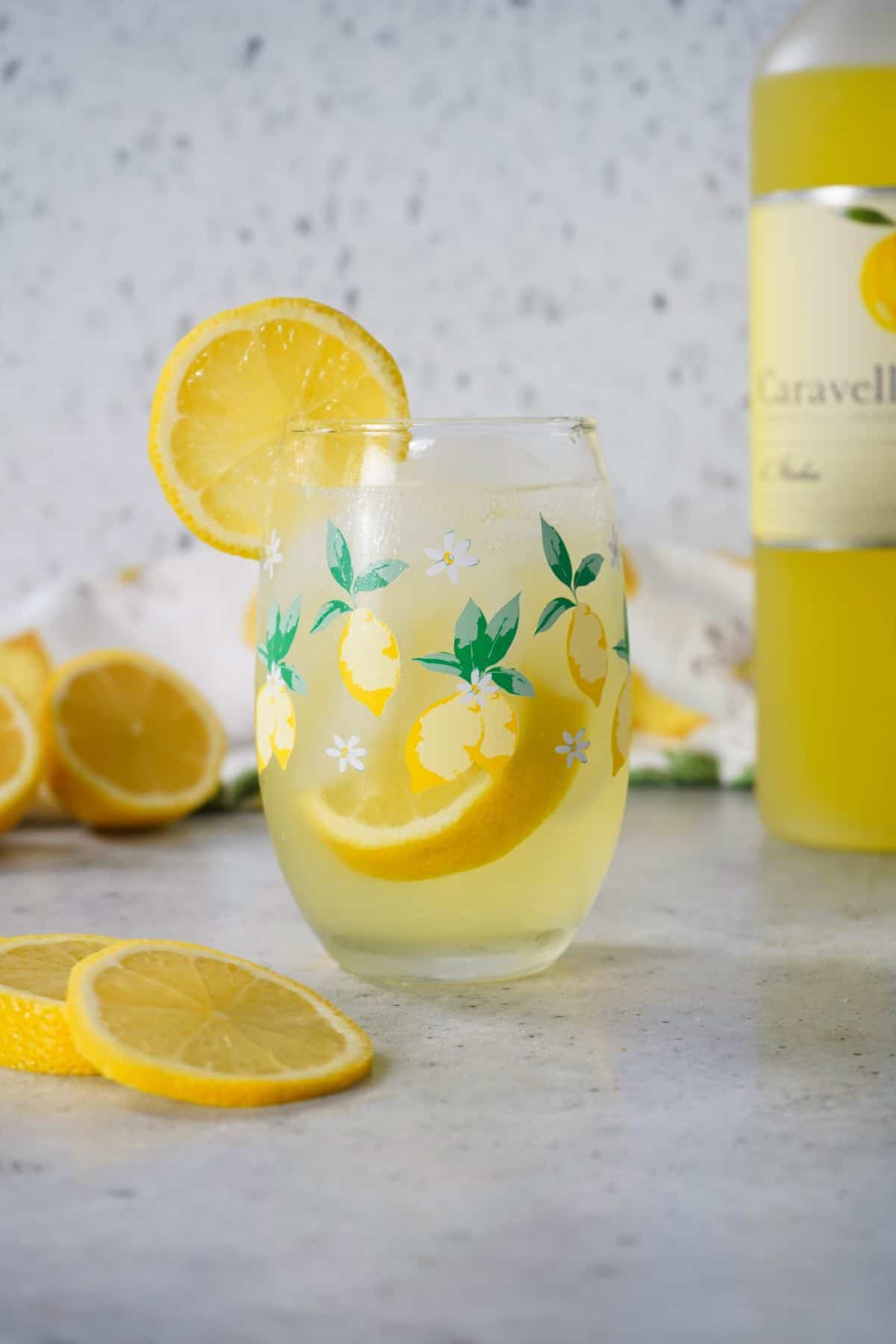 Limoncello Spritz vertical